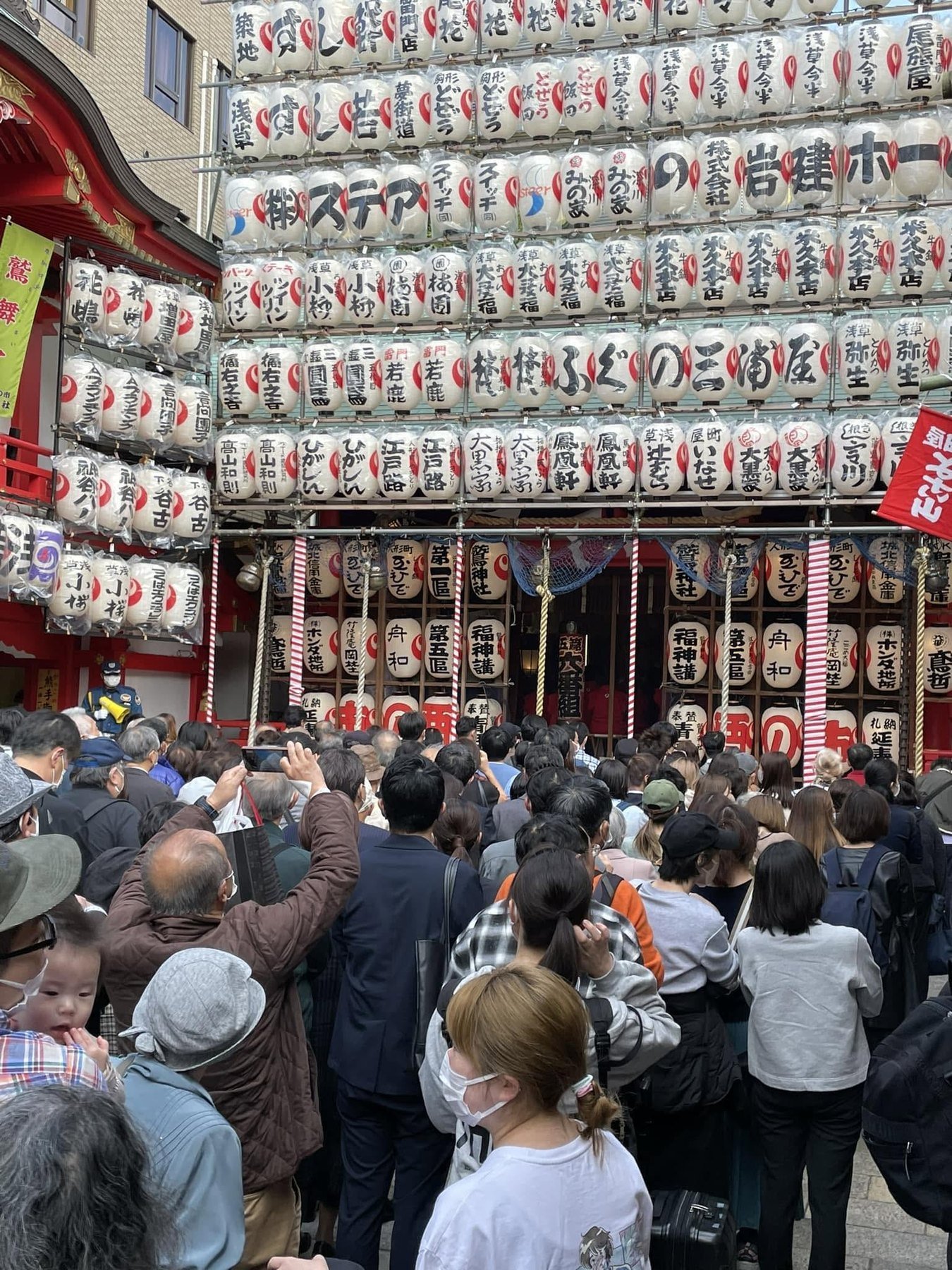 東京の祭りに集う人々。撮影：Eyal Shahaf