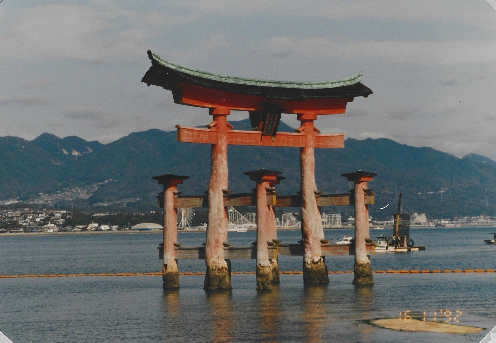 厳島神社。1992年、フィルムで撮影。