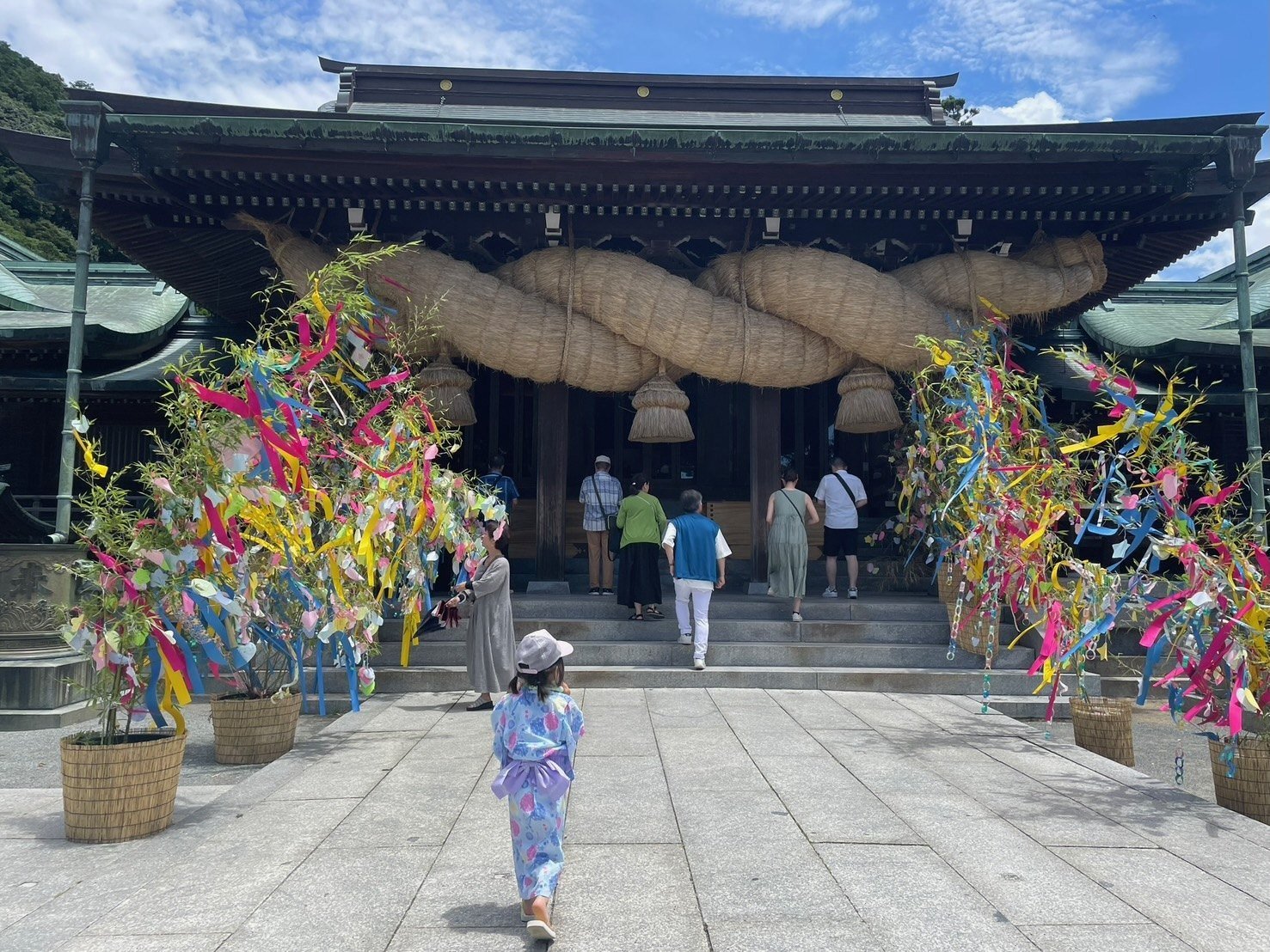 神社へ向かう若い世代。撮影：Taka