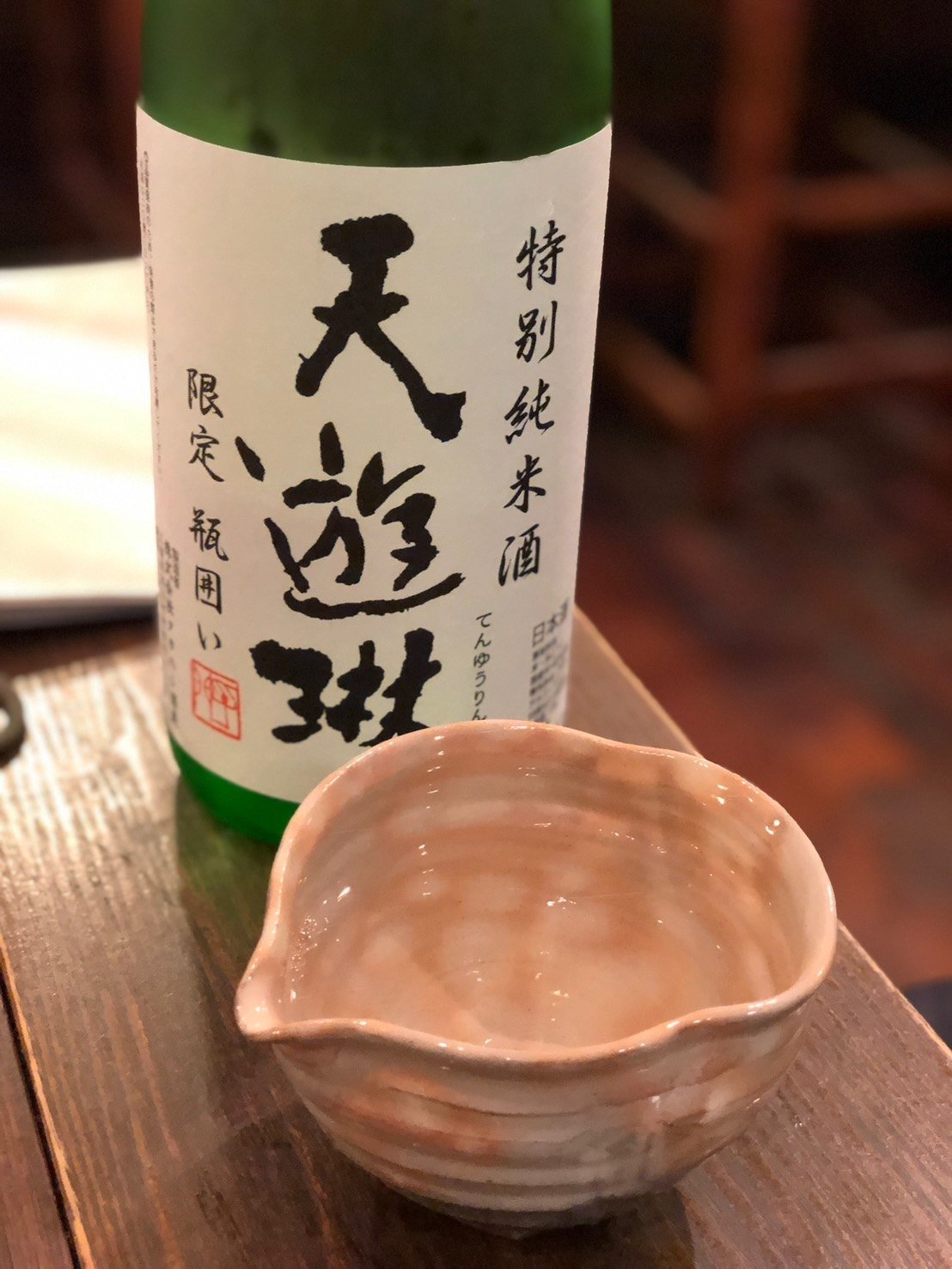 伝統的な空間に置かれた酒と杯。撮影：Taka