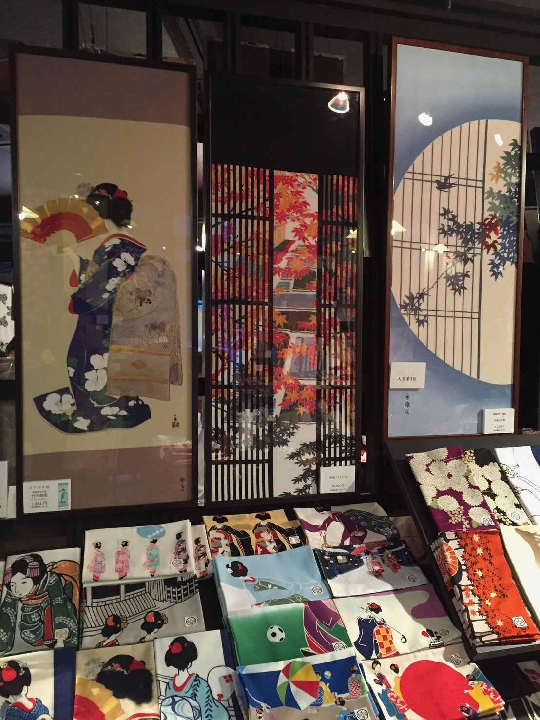 昔ながらの店に並ぶ布と手仕事。撮影：Taka